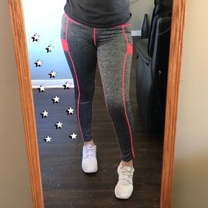 - grey leggings w/ pink designs 🌸.